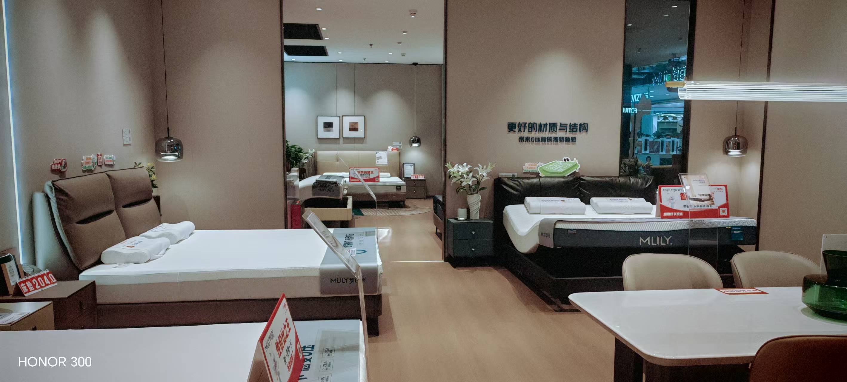 京东城旗店店内展区实景，陈列多款床具